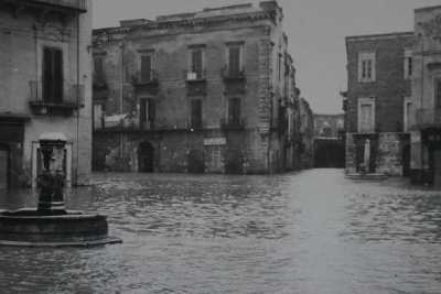 Piazze sommerse, strade distrutte: la storia delle alluvioni che colpirono Bari negli anni 50